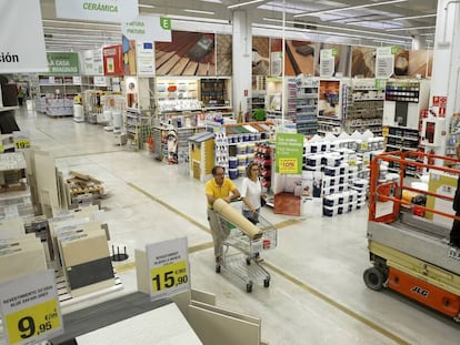 Interior de una tienda de Leroy Merlin en Valencia.