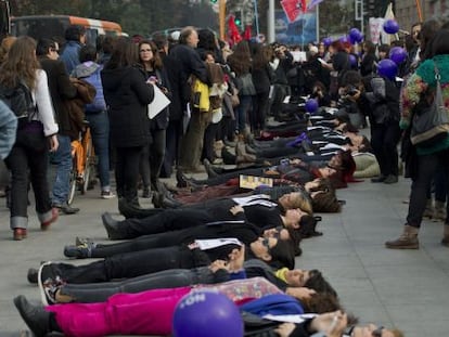 Centenas de mulheres protestam contra a violência de gênero.