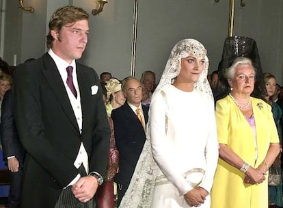 Beltrán Gómez Acebo y Laura Ponte, el día de su boda, con la infanta Pilar.