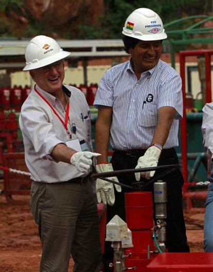 El presidente de Repsol, Antonio Brufau, y el presidente de Bolivia, Evo Morales.