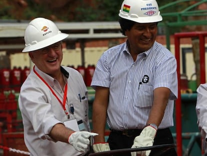 El presidente de Repsol, Antonio Brufau, y el presidente de Bolivia, Evo Morales.