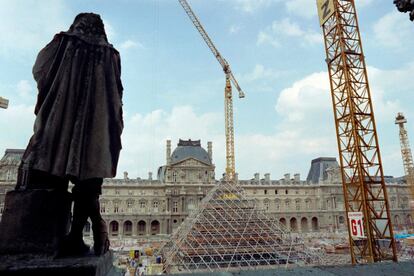 El proyecto arquitectónico consistía en dotarle de un gran vestíbulo que diera acceso a las diferentes alas del museo. "Para ese fin, la pirámide era como una evidencia", asegura Jack Lang, que recuerda que la primera vez que vio el monumento acristalado no se sorprendió. En la imagen, trabajos de construcción de la pirámide del Louvre, en agosto de 1987.