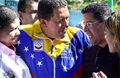 Hugo Chávez, junto al presidente de El Salvador, Francisco Flores, ayer en San Salvador.