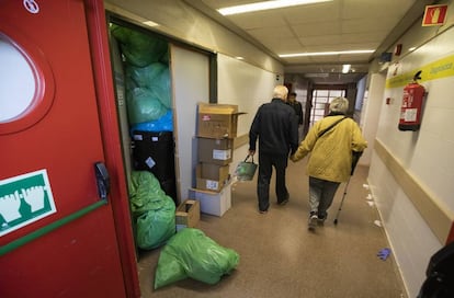 Bolsas de basura se apilan este jueves en un cuarto de residuos en el Hospital Clínico San Carlos.