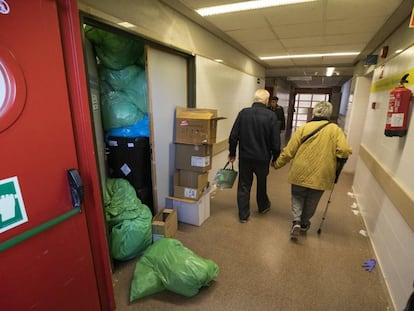 Bolsas de basura se apilan este jueves en un cuarto de residuos en el Hospital Clínico San Carlos.