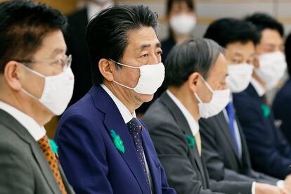 El primer ministro, Shinzo Abe, en la reunión en la que ha anunciado el estado de alerta sanitaria sanitaria.