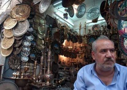 Un vendedor de artesanía de cobre, en su tienda de Bagdad.