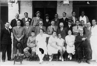 Concejales de Santiago con el alcalde socialista de Vigo, Emilio Mart&iacute;nez Garrido. Pas&iacute;n es el sexto por la derecha en la fila central.