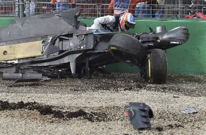 El piloto de McLaren, Fernando Alonso, sale de su coche destrozado después de un choque con el piloto de Haas, Esteban Gutiérrez, durante el GP de Australia.