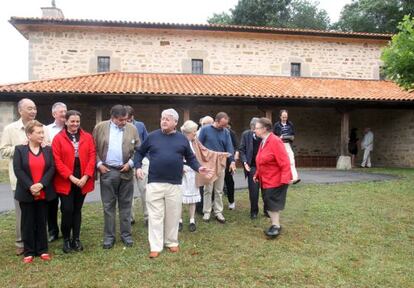 Luis Lezama (en el centro), con otros participantes en las jornadas de diálogo.