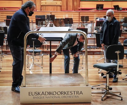 El director de la Quincena Musical, Patrick Alfaya, el director Juanjo Mena y el violonchelista Asier Polo presidieron la presentaron este martes en San Sebastián del concierto que ofrecerán junto con la Euskadiko Orkestra (OSE). 