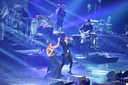 Chenoa y David Bisbal interpretando 'Escondidos', actuación en la que muchos aseguran que Bisbal hizo 'la cobra' a Chenoa.