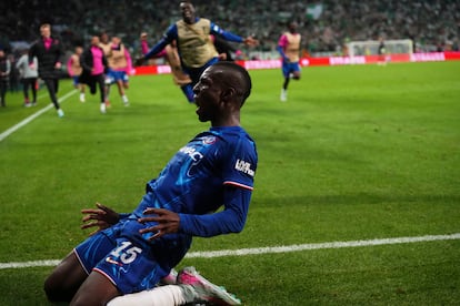 Nicolas Jackson, del Chelsea, celebra el segundo gol de su equipo ante el Real Betis.