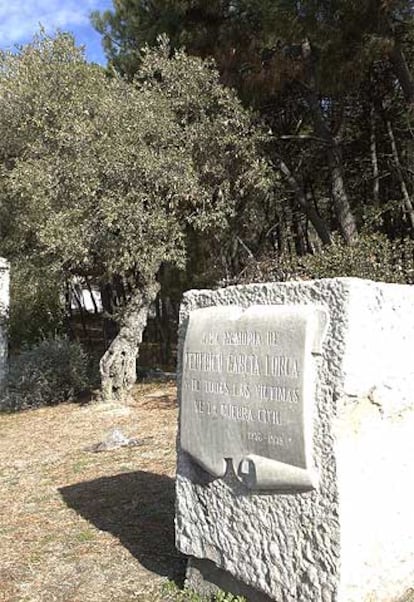 Monumento en el camino donde fue fusilado García Lorca.