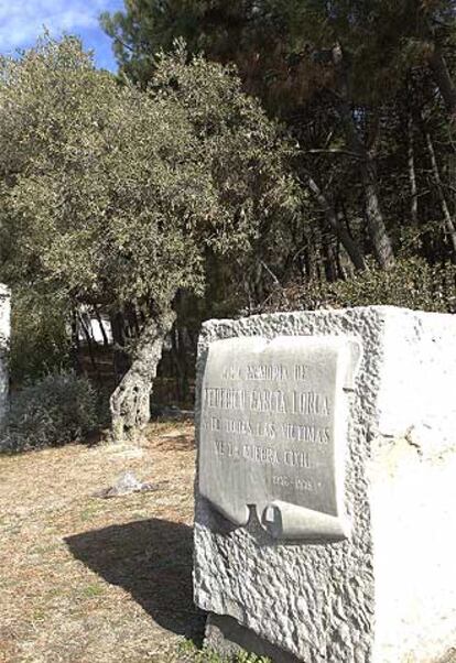 Monumento en el camino donde fue fusilado García Lorca.