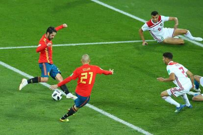 Isco dispara a portería para marcar su primer gol durante el España - Marruecos.
