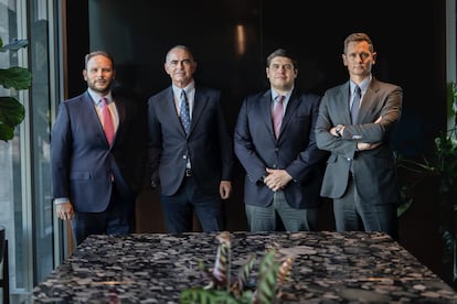 En la foto, de izq. a dcha.: Roger Matthei, nuevo socio de fiscal en Ontier Chile; Javier Edwards, socio director de Ontier Chile y head of banking & finance ; Eduardo Andaur, socio de private equity en Ontier Chile y Roland Matthei, nuevo socio de fiscal en Ontier Chile.