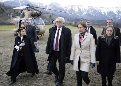 El ministro alemán de Asuntos Exteriores, Frank-Walter Steinmeier (c), la ministra francesa de Medio Ambiente Segolene Royal (2d) y la ministra española de Fomento, Ana Pastor (d) a su llegada a Seyne, en los Alpes.