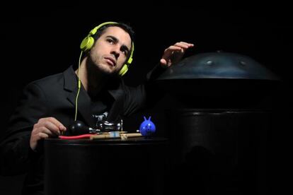 Manu Delago junto con su 'hang'.