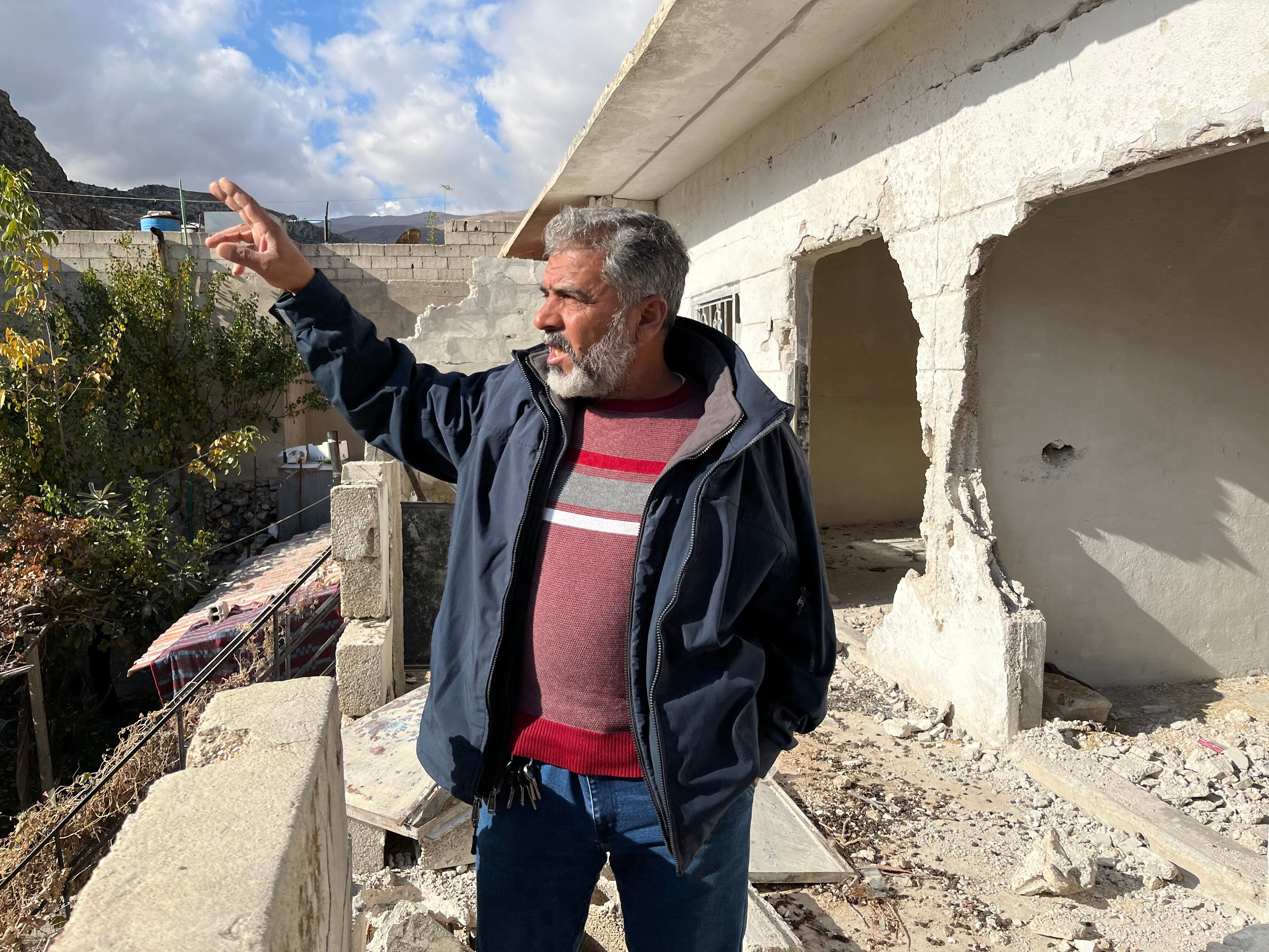  Jaled al Badawi, frente a una de las casas atacadas.