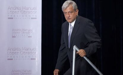 L&oacute;pez Obrador llega a la conferencia de prensa ofrecida el lunes en la capital mexicana.
 