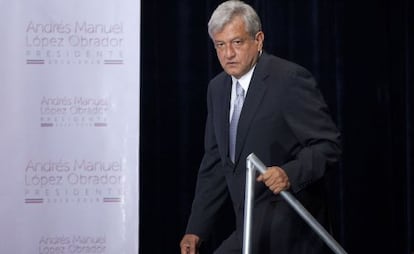 L&oacute;pez Obrador llega a la conferencia de prensa ofrecida el lunes en la capital mexicana.
 