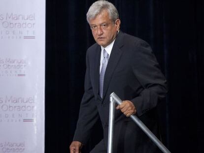 L&oacute;pez Obrador llega a la conferencia de prensa ofrecida el lunes en la capital mexicana.
 