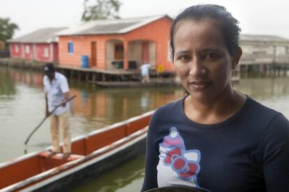 María Isabel Mendoza, líder comunitaria de Nueva Venecia, fue de las personas que huyó del pueblo tras la masacre paramiliar del año 2000 en la que perdió varios familiares y amigos. Meses después regresó. Hoy dice que el conflicto armado no consiguió acabar con ellos, pero sí lo puede hacer la crisis medioambiental en la que están sumidos  