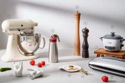 1. Batidora Artisan, de KitchenAid. Capacidad para 4,8 litros. 559 euros, en Alambique. // 2. Sifón Gourmet Whip Plus. 95,90 euros, en Mini Cooking. // 3. Set de salero y pimentero Pinky Swear, de DOIY. 22 euros, en Isolée. // 4. Molinillo de pimienta en madera tamaño XL. 29,95 euros, en El Corte Inglés. // 5. Molinillo de pimienta negro. 15,95 euros, en El Corte Inglés. // 6. Arrocera pequeña de Russell Hobbs. Capacidad para 0,7 litros. 25 euros. // 7. Tabla de madera alta de Zara Home. 19,99 euros. // 8. Plato biodegradable y compostable Wasara, de ABING+. 6 euros el pack de 8 platos pequeños y 7,60 euros el pack de medianos, en Isolée. // 9. Cuchara con clip y acabado dorado de Nicolas Vahé. 4,75 euros, en Isolée. // 10. Envasadora al vacío de FoodSaver. 125 euros.