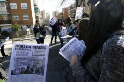 Un piquete del Sindicato de Estudiantes informa en las inmediaciones de un instituto de Madrid sobre la huelga de alumnado que ha convocado en la secundaria pública de toda España.