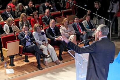 Gallardón, de espaldas, durante el acto celebrado ayer en el Centro Cultural La Vaguada.