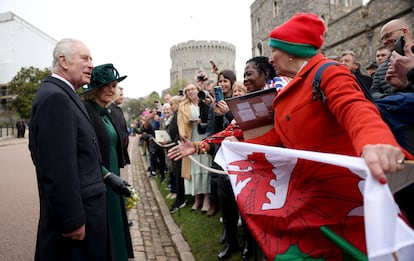 Los reyes, Carlos III y Camila, saludan a decenas de curiosos concentrados a unos pocos metros, en Windsor.