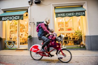 Fachada de Bicioci Bike Bar Café, un restaurante que ofrece pizzas con nombre de grandes ciclistas.