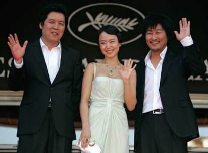 La actriz Jeon Do-yeon, entre Lee Chang-dong (a la izquierda) y el actor Song Kang-ho.