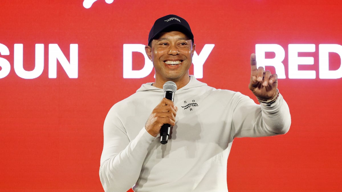 Tiger Woods presenta la marca Sun Day Red un mes después de su ‘divorcio’ con Nike