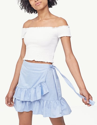 Esta prenda de algodón en su versión más mini es perfecta para looks de playa. De Stradivarius, 15,95 euros.