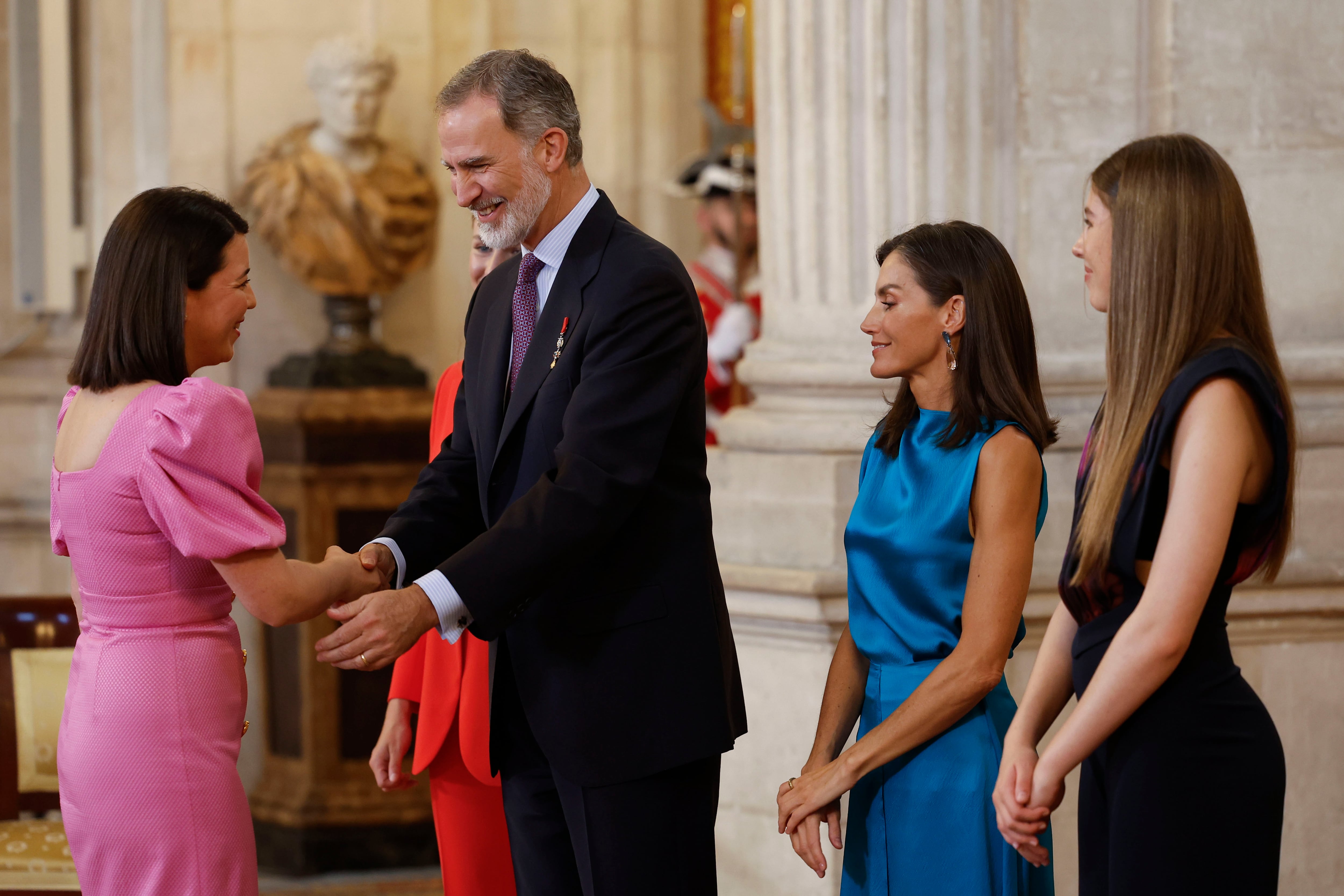El rey Felipe VI, la reina Letizia, y la infanta Sofía condecoran a la andaluza Elisabet Suárez Vargas con la Cruz al mérito Civil.