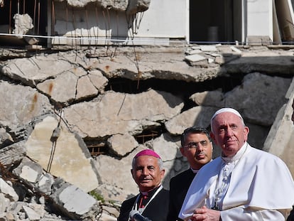 TEl Papa llega a la plaza de las Cuatro Iglesias de Mosul para realizar su oración, este domingo.