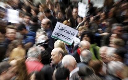 Concentración de periodistas en la calle Juan Bravo de Madrid en el día Mundial de la Libertad de prensa