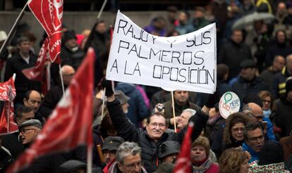 "Rajoy y sus palmeros a la oposición" es el lema de una pancarta de un asistente a la manifestación de Madrid.