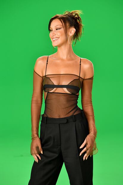 Bella Hadid lució uno de los diseños de Nensi Dojaka en los MTV Video Music de 2020.