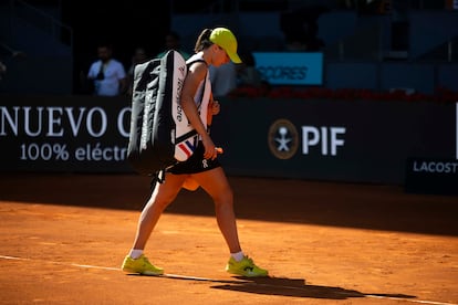 Swiatek sale este jueves de la central Manolo Santana tras perder su partido ante Gauff.