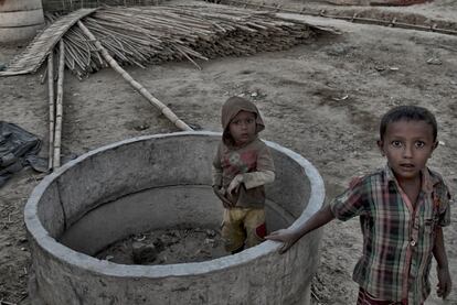 Niños rohingya en Jamtoli juegan con restos de tuberías habilitadas para canalizar aguas fecales fuera del campo. La quema constante de madera, sumado a la deforestación y a la mayor afluencia de personas y sobretodo vehículos, ha provocado que la calidad del aire también se haya visto afectada.