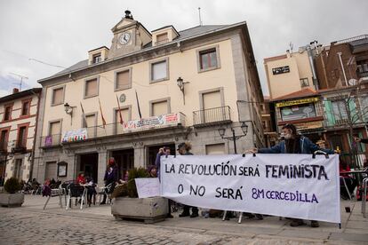 Manifestantes sostienen una pancarta este domingo frente al Ayuntamiento de Cercedilla.