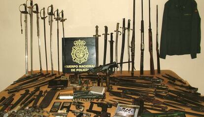 Armas decomisadas por la Polic&iacute;a Nacional en un taller mec&aacute;nico.