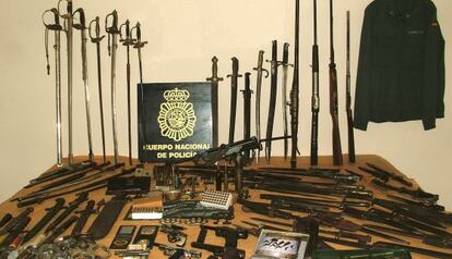 Armas decomisadas por la Policía Nacional en un taller mecánico.