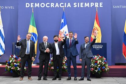 Yamandú Orsi, Luiz Inácio Lula, Gabriel Boric, Pedro Sánchez y Gustavo Petro, al finalizar la primera reunión de la cumbre  'Democracia Siempre'.