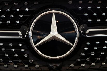 Logotipo de Mercedes-Benz en un vehículo en las instalaciones de Arnhem, Países Bajos.