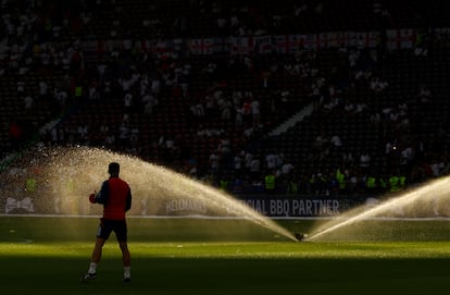 Riego del campo, horas antes del inicio de la final entre España e Inglaterra. 