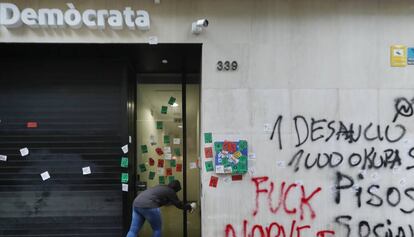 Los manifestantes de la protesta Barcelona no està en venda hicieron pintadas en la sede del PDeCAT.